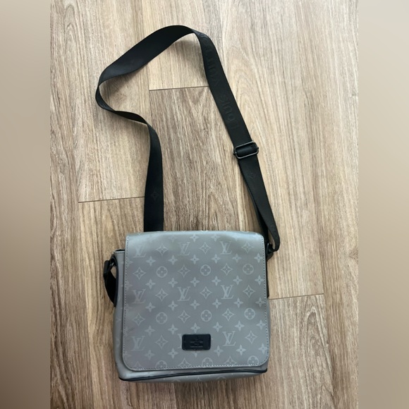 Louis Vuitton Crossbody handbag Gray Color - Picture 1 of 10